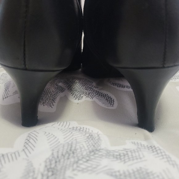 Tahari "Prinston" Black Leather Side Zip Bootie Size 7.5 EUC - Picture 6 of 9